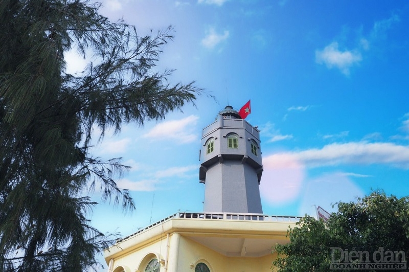 A1 Ngọn hải đăng cùng hình ảnh lá cờ Tổ quốc đánh dấu chủ quyền biển đảo