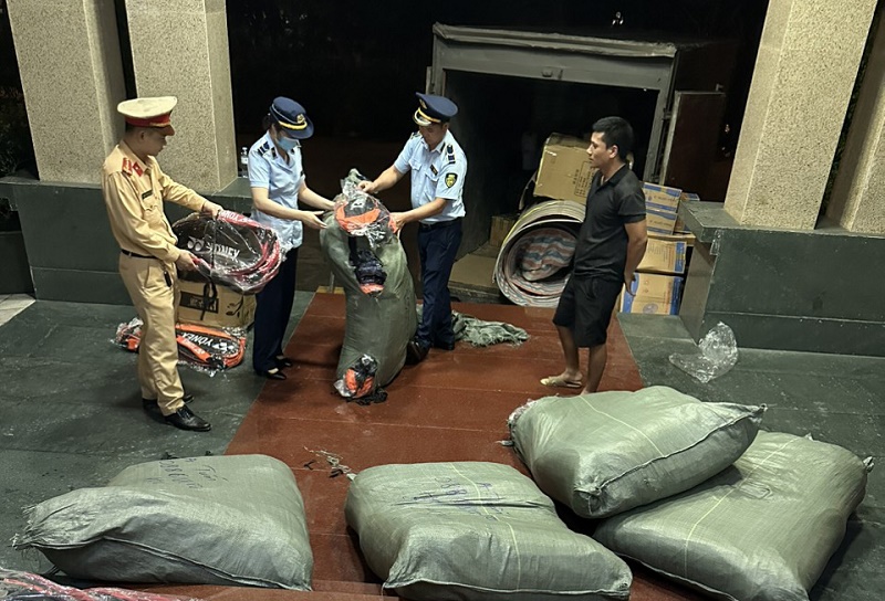 Đội QLTT số 1 (Cục QLTT tỉnh) bắt giữ vụ vận chuyển hàng giả trên địa bàn TP Hạ Long (Ảnh: Báo Quảng Ninh)