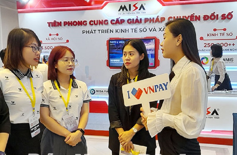 iới thiệu ứng dụng thanh toán trực tuyến VNPay cho khách hàng tham dự Diễn đàn Kinh tế số lần thứ nhất tổ chức tại Nam Định (Ảnh: Báo Nam Định)