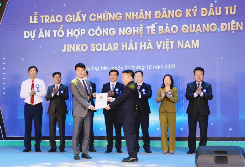 Lãnh đạo Ban Quản lý KKT tỉnh Quảng Ninh trao giấy chứng nhận đăng ký đầu tư Dự án Tổ hợp công nghệ tế bào quang điện Jinko Solar Hải Hà Việt Nam với tổng vốn đầu tư 1,5 tỷ USD, qua đó đưa Quảng Ninh cán mốc thu hút hơn 3 tỷ USD vốn FDI trong 10 tháng năm 2023 (Ảnh: Báo Quảng Ninh)