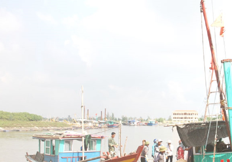 Tàu thuyền khai thác hải sản của ngư dân cập bến cảng Ninh Cơ nhập nguyên liệu (Ảnh: Báo Nam Định)