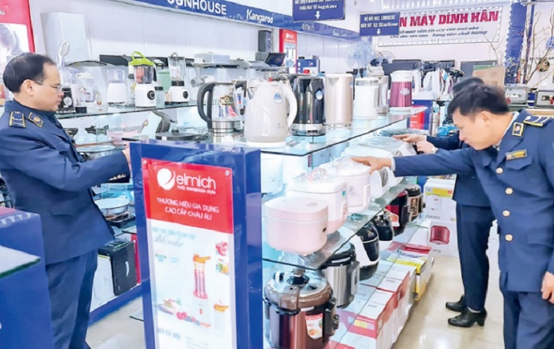Lực lượng quản lý thị trường kiểm tra hoạt động kinh doanh hàng điện tử, điện lạnh tại trung tâm điện máy Dính Dân, thành phố Thái Bình (Ảnh: Báo Thái Bình)