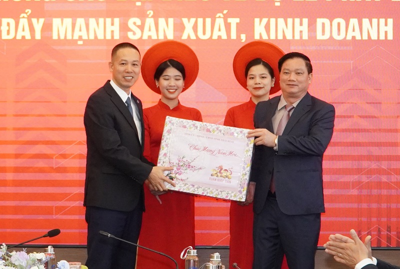 Ông Nguyễn Khắc Thận,p/Chủ tịch UBND tỉnh tặng quà chúc tết Công ty Cổ phần Green i-Park