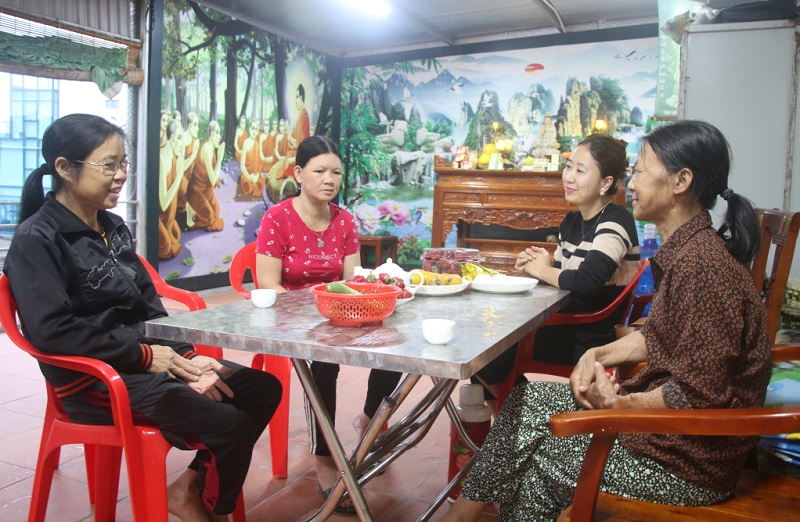 Phạm Thị Thùy Dương (phía trong bên phải) luôn dành thời gian thăm hỏi, động viên các bệnh nhân ở xóm trọ. (Ảnh: Báo Quảng Ninh)