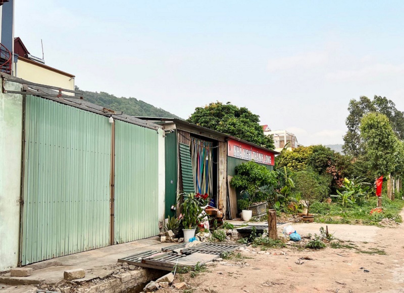 Nhiều hộ dân ven tỉnh lộ 389B đoạn qua xã Quang Thành (Kinh Môn) làm lều quán vi phạm đồng thời cả kênh tiêu và kênh tưới (Ảnh: Báo Hải Dương)