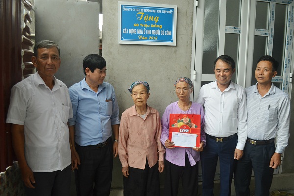 Đại diện Công ty XNK Việt Phát và lãnh đạo xã Tam Kỳ (tỉnh Hải Dương) trao nhà tình nghĩa cho hộ bà Đồng Thị Khảng