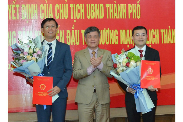 PCT UBND TP Hả Phòng Nguyễn Xuân Bình trao các quyết định boor nhiệm