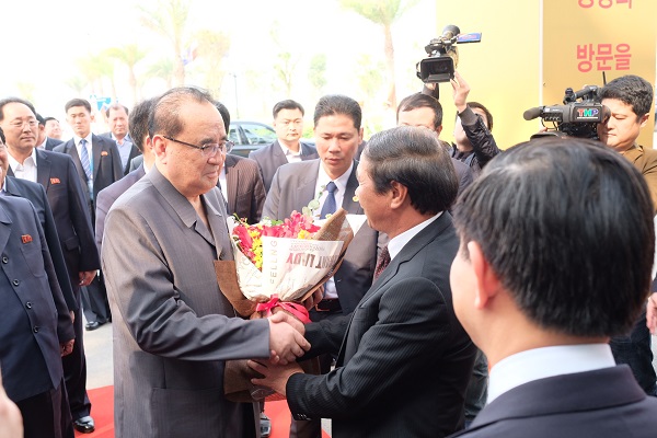 Bí thư Thành ủy Lê Văn Thành tặng hoa chào mừng Đoàn đại biểu cấp cao Triều Tiên tới thăm và làm việc tại Hải Phòng