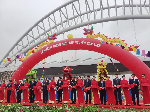 Các đại biểu cắt băng khánh thành nút giao thông trọng điểm Nguyễn Văn Linh
