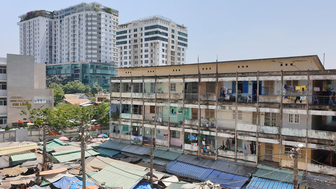 Người dân ở chung cư Vĩnh Hội (phường 6, quận 4, TP HCM) mong chờ ngày được tái định cư trong các căn hộ tiện nghi như những chung cư gần đó
