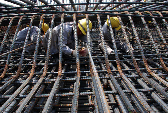 Theo thông tin từ Hiệp hội nhà thầu Xây dựng Việt Nam thì giá thép xây dựng vừa qua đã tăng đến 40% khiến các DN nhà thầu lao đao