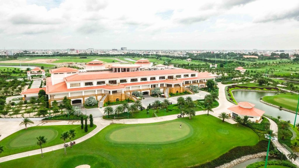 Sân golf Tân Sơn Nhất (TP.HCM) thuộc khuôn viên sân bay Tân Sơn Nhất nằm trong khu vực tĩnh không của sân bay và được giao đất năm 2006. Toàn bộ dự án sân golf và khu dịch vụ có diện tích 157ha, trong đó có 46ha đất quy hoạch làm biệt thự, chung cư, khu dịch vụ và từng được các đại biểu Quốc hội chất vấn, đề xuất thu hồi sân golf để mở rộng sân bay Tân Sơn Nhất vốn đang quá tải.