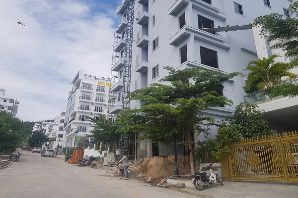 nhiều công trình vẫn tập kết vật liệu xây dựng và công nhân vẫn làm việc bất chấp lệnh cấm của tỉnh Khánh Hòa