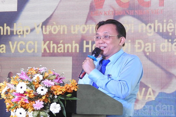 Ông Lê Hữu Hoàng, Phó Chủ tịch UBND tỉnh Khánh Hòa phát biểu tại Hội Nghị