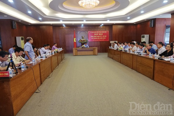 Quang cảnh buổi họp báo về tình hình kinh tế - xã hội tỉnh Khánh Hòa sáng ngày 06/8