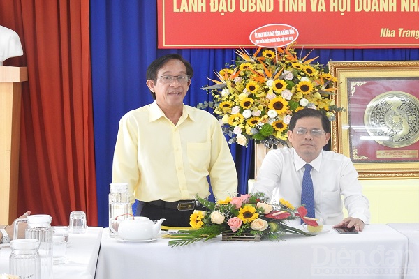 Ông Huỳnh Ngọc Diệp, Chủ tịch HĐQT, Giám đốc Công ty Cổ phần Thủy sản 584 Nha Trang báo cáo tình hình hoạt động công ty với lãnh đạo tỉnh Khánh Hòa