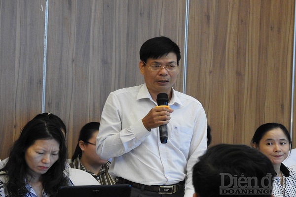 Ông Lương Xuân Thu, Trưởng phòng tuyên truyền và hỗ trợ người nộp thuế (Cục Thuế Khánh Hòa) giải đáp thắc mắc cho doanh nghiệp