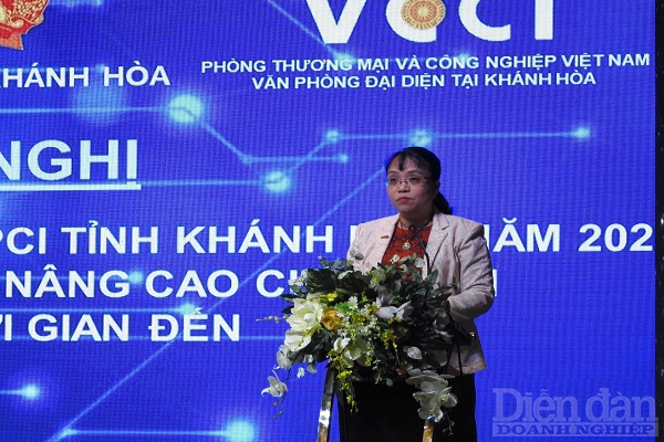 Bà Đặng Thị Thu Nguyệt - Trưởng đại diện VCCI Khánh Hòa phát biểu tại Hội nghị