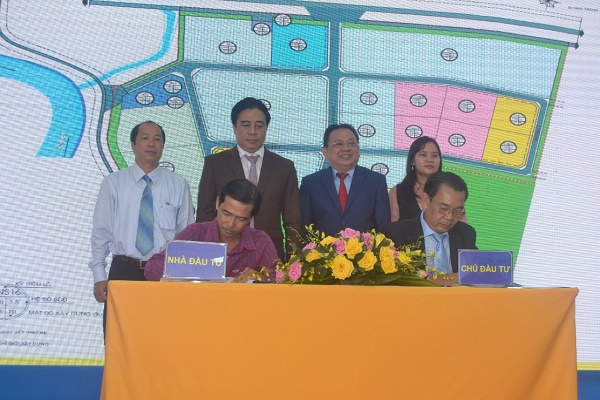 Lễ ký kết hợp tác giữa Công ty Yến sào Khánh Hòa với nhà đầu tư thứ cấp để xây dựng các nhà máy, xí nghiệp tại CCN Sông Cầu 