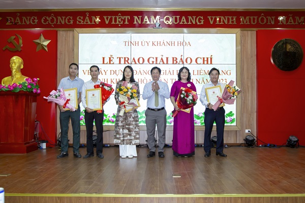 Ông Hồ Văn Mừng - Ủy viên dự khuyết Trung ương Đảng, Bí thư Thành ủy Nha Trang trao giải cho các tác giả đạt giải C