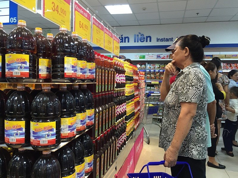Người tiêu dùng đang chọn mua nước mắm truyền thống tại siêu thị
