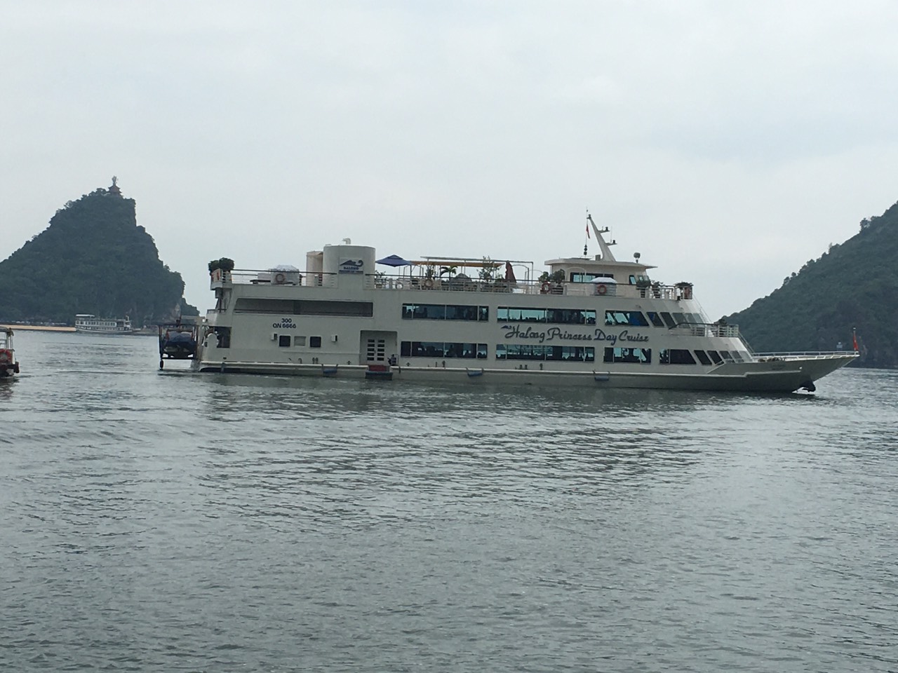 Tàu nhà hàng Ha Long Princess Day Cruise đưa khách tham quan đảo Ti- Tốp 