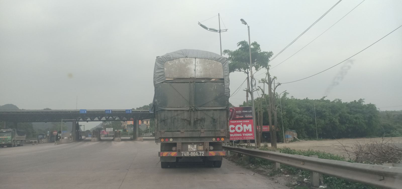 Xe chở vật liệu chở cao quá thành thùng ngang nhiên chạy dọc QL1A đoạn qua địa phận thị xã Bỉm Sơn hướng đi Ninh Bình gây ô nhiễm, nguy hiểm cho người đi đường