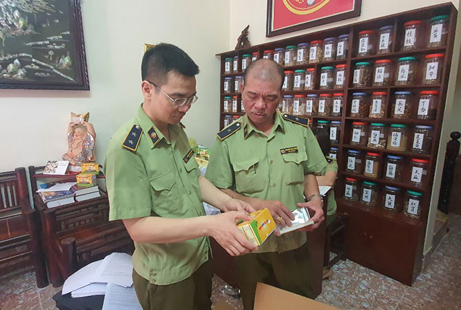 Lực lượng chức năng tiến hành kiểm tra thực phẩm bảo vệ sức khỏe có nhãn Bổ tì ích nhi tại cơ sở kinh doanh thuộc Công ty TNHH sản xuất và thương mại Đông nam dược Phúc Sinh Đường