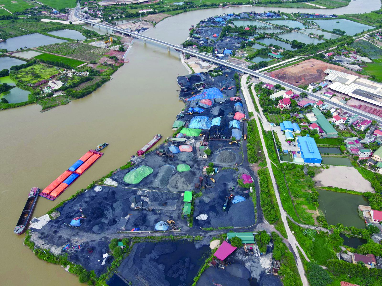Bến than tại huyện Kim Thành, Hải Dương - Ảnh: Vũ Lan
