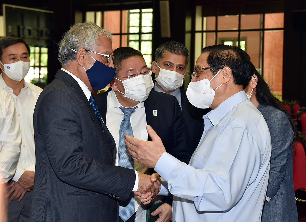 Thủ tướng trao đổi với ông Kamal Malhotra, Điều phối viên Thường trú Liên Hợp Quốc tại Việt Nam về vấn đề vaccine tại Việt Nam.p/Ảnh: VGP