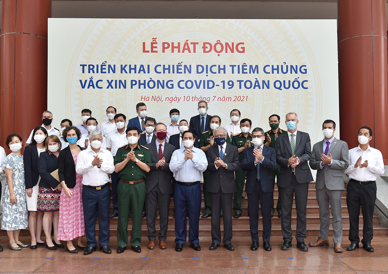 Thủ tướng chụp ảnh lưu niệm với đại diện các đại sứ quán, tổ chức quốc tế đồng hành với Chính phủ Việt Nam trong công tác chống dịch.p/Ảnh: VGP