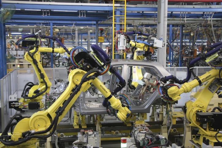 Dây chuyền sản xuất xe Hyundai của Nhà máy ô tô Hyundai Thành Công được trang bị hệ thống Robot hàn tự động do Tập đoàn Hyundai Hàn Quốc cung cấp. Ảnh minh họa: bnews.vn/TTXVN