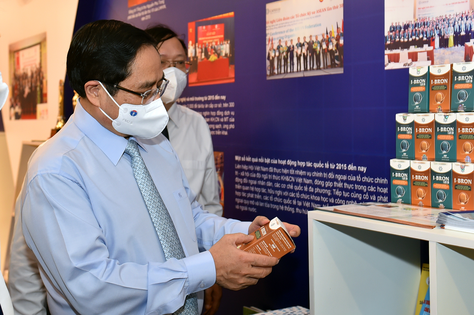 Thủ tướng Phạm Minh Chính tham quan triển lãm thành tựu khoa học và công nghệ -p/Ảnh: VGP