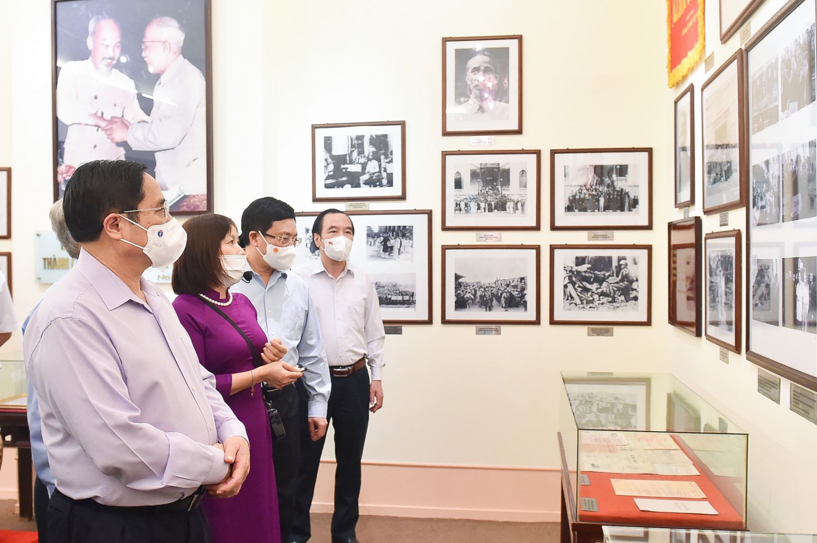 Thủ tướng Chính phủ Phạm Minh Chính và các đại biểu tham quan Bảo tàng MTTQ Việt Nam - Ảnh: VGP
