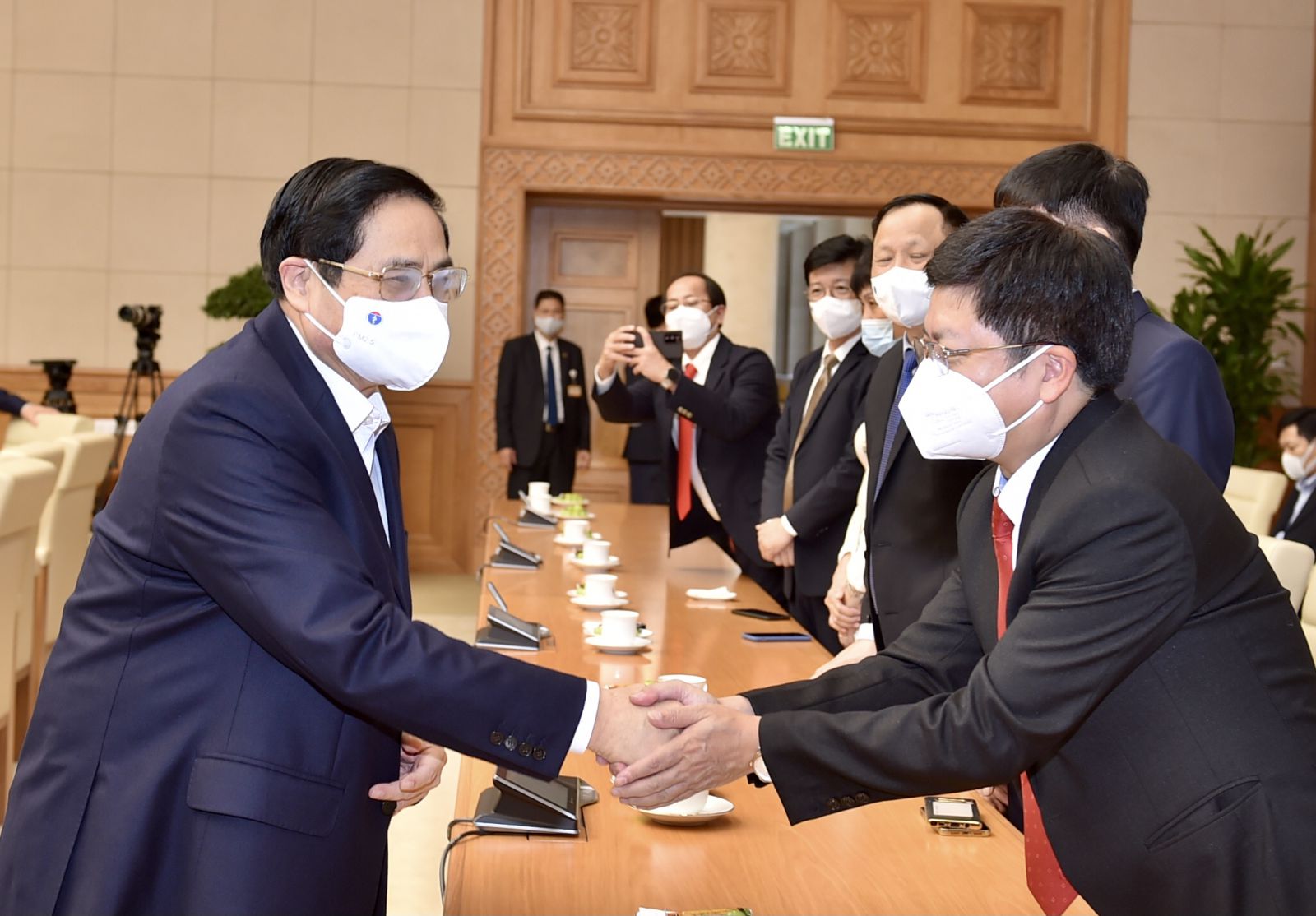 Thủ tướng Chính phủ gặp mặt đại diện lực lượng y tế tuyến đầu chống dịch - Ảnh: VGP/Nhật Bắc