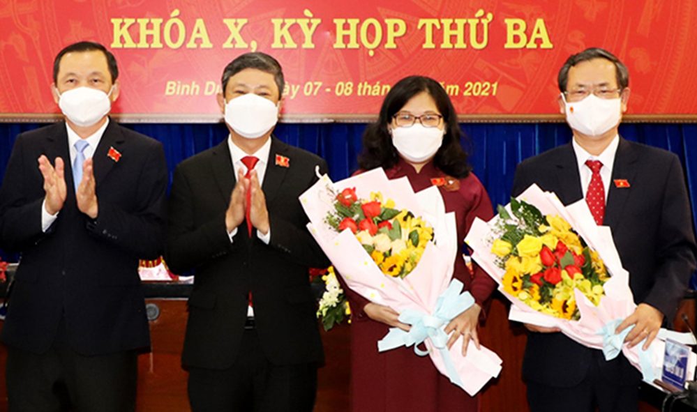 Ông Nguyễn Văn Dành (ngoài cùng bên phải) được phê chuẩn giữ chức Phó Chủ tịch UBND tỉnh Bình Dương