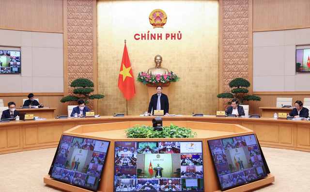 Thủ tướng Phạm Minh Chính chủ trì cuộc họp trực tuyến của Thường trực Chính phủ với các địa phương về báo cáo nghiên cứu tiền khả thi đối với 5 dự án giao thông trọng điểm quốc gia - Ảnh: VGP