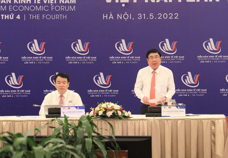 Ông Nguyễn Thành Phong - Phó trưởng Ban Kinh tế Trung ương chủ trì buổi họp báo. Ảnh: C.N 