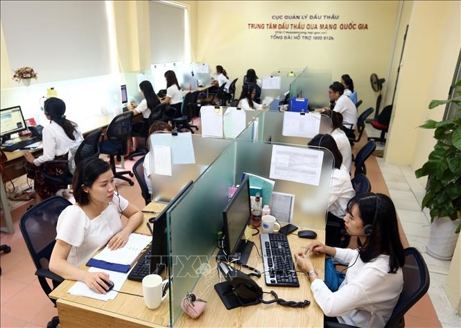 Hỗ trợ khách hàng online tại Trung tâm Đấu thầu qua mạng quốc gia (Bộ Kế hoạch và Đầu tư). Ảnh: TTXVN 