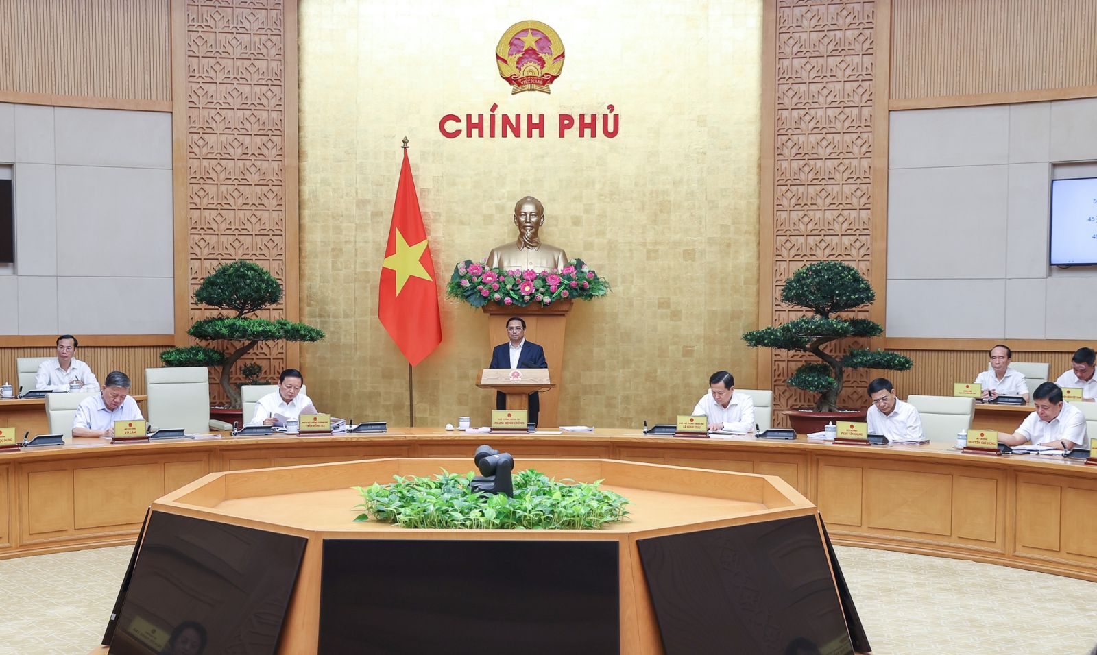 Thủ tướng Phạm Minh Chính chủ trì phiên họp Chính phủ thường kỳ tháng 4/2023. Ảnh: VGP/Nhật Bắc