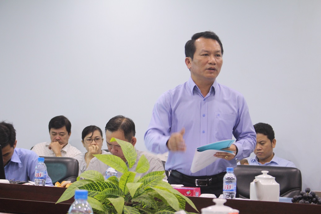 Ông Trần Chí Trung - Giám đốc Trung tâm vận tải hành khách công cộng TP. HCM giới thiệu về đề án thí điểm 30 tuyến xe buýt mini mà trung tâm đang thực hiện để đề xuất với TP