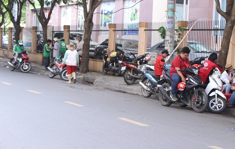 Lực lượng xe ôm công nghẹ Go Viet và Grap luôn xuất hiện nhiều tuyến đường ở TP HCM để đón khách