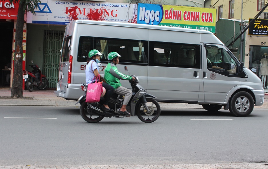 Tài xế Grap chở khách trên đường TP HCM cạnh tranh thị phần với Go Viet