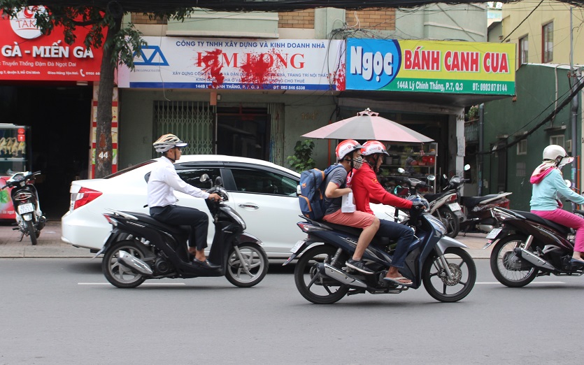 Tài xế Go Viet chở khách trên đường TP HCM