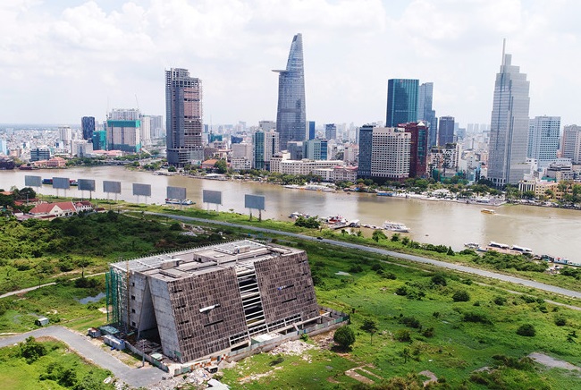 Vùng đất được quy hoạch làm nhà hát nằm bên dòng sông Sài Gòn, tiếp giáp với khu trung tâm quận 1