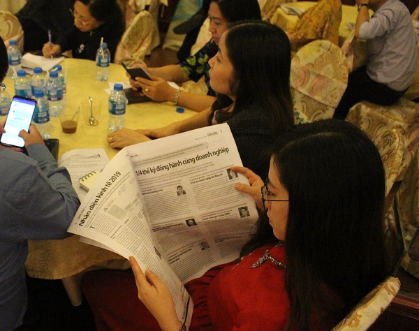 Các khách mời say sưa với tờ báo Diễn Đàn Doanh nghiệp tại chương trình