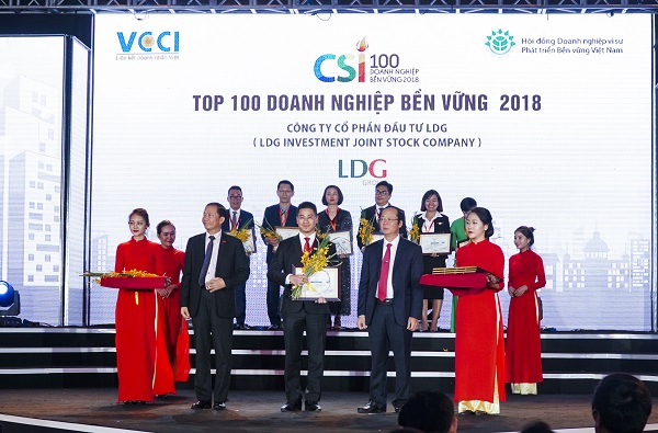 Ban tổ chức trao chứng nhận Doanh nghiệp bền vững 2018 cho đại diện LDG Group - Ông Nguyễn Quốc Vy Liêm – Phó Tổng Giám đốc (đứng giữa).