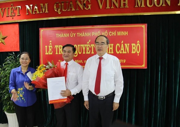 Bí Thư Nguyễn Thiện Nhân trao quyết định bổ nhiệm bí thư quận 3