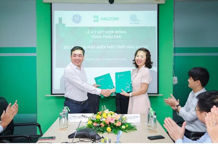 Ông Nguyễn Quang Huân, Chủ tịch HĐQT Halcom VN và bà Phan Thị Vượng, Giám đốc cấpp/cao về Điện mặt trời, GE Việt Nam ký kết hợp đồng EPC.