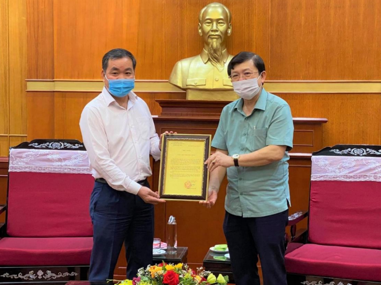 Chó Chủ tịch UBTƯ MTTQ Việt Nam Nguyễn Hữu Dũng (bên phải) trao thư cảm ơn tớip/Công ty CP Halcom Việt Nam